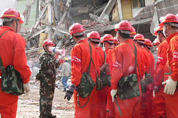 組織救援隊(duì)馳援汶川地震災(zāi)區(qū)